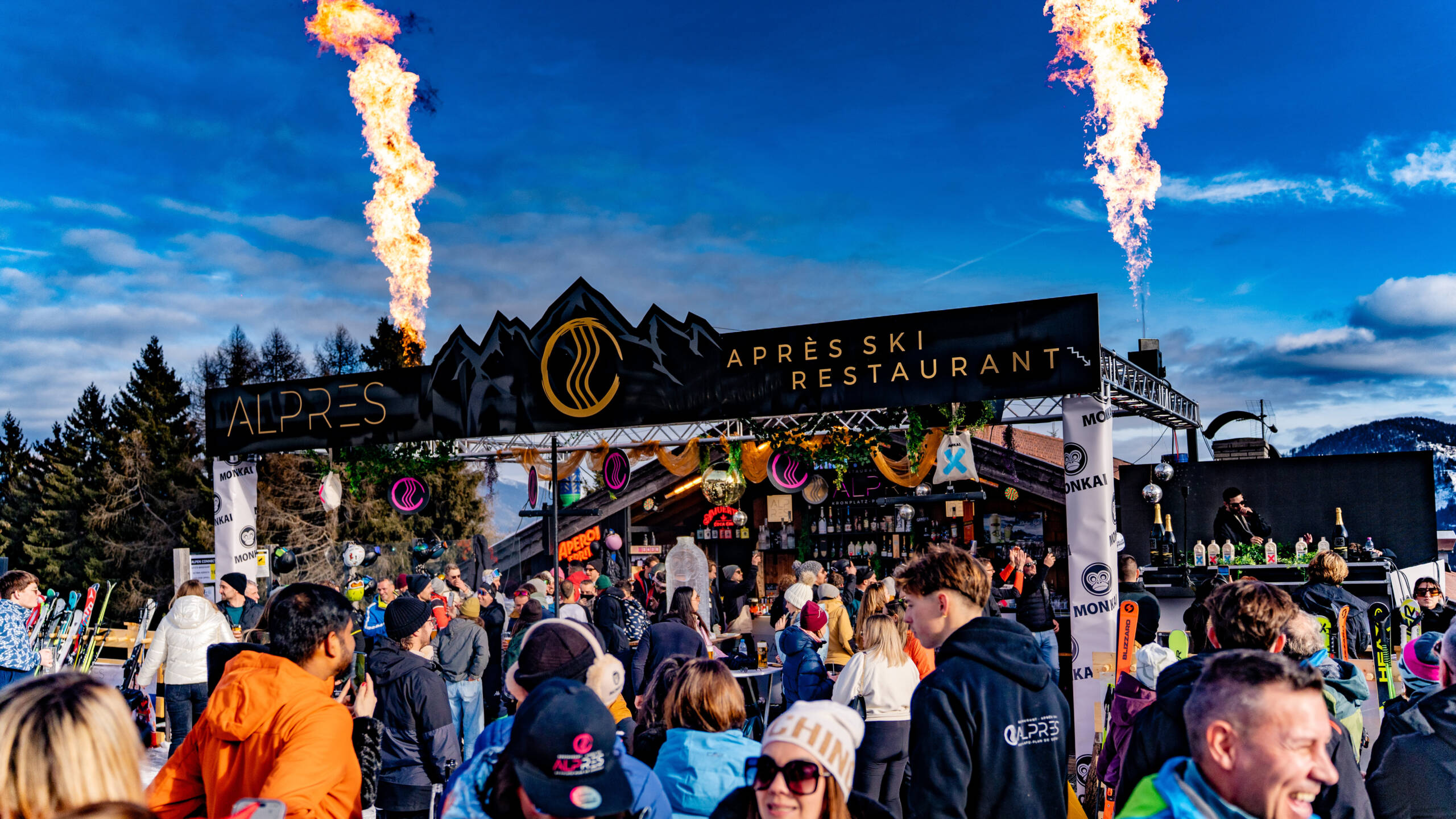 Alpres mit vielen Leuten Angemi live