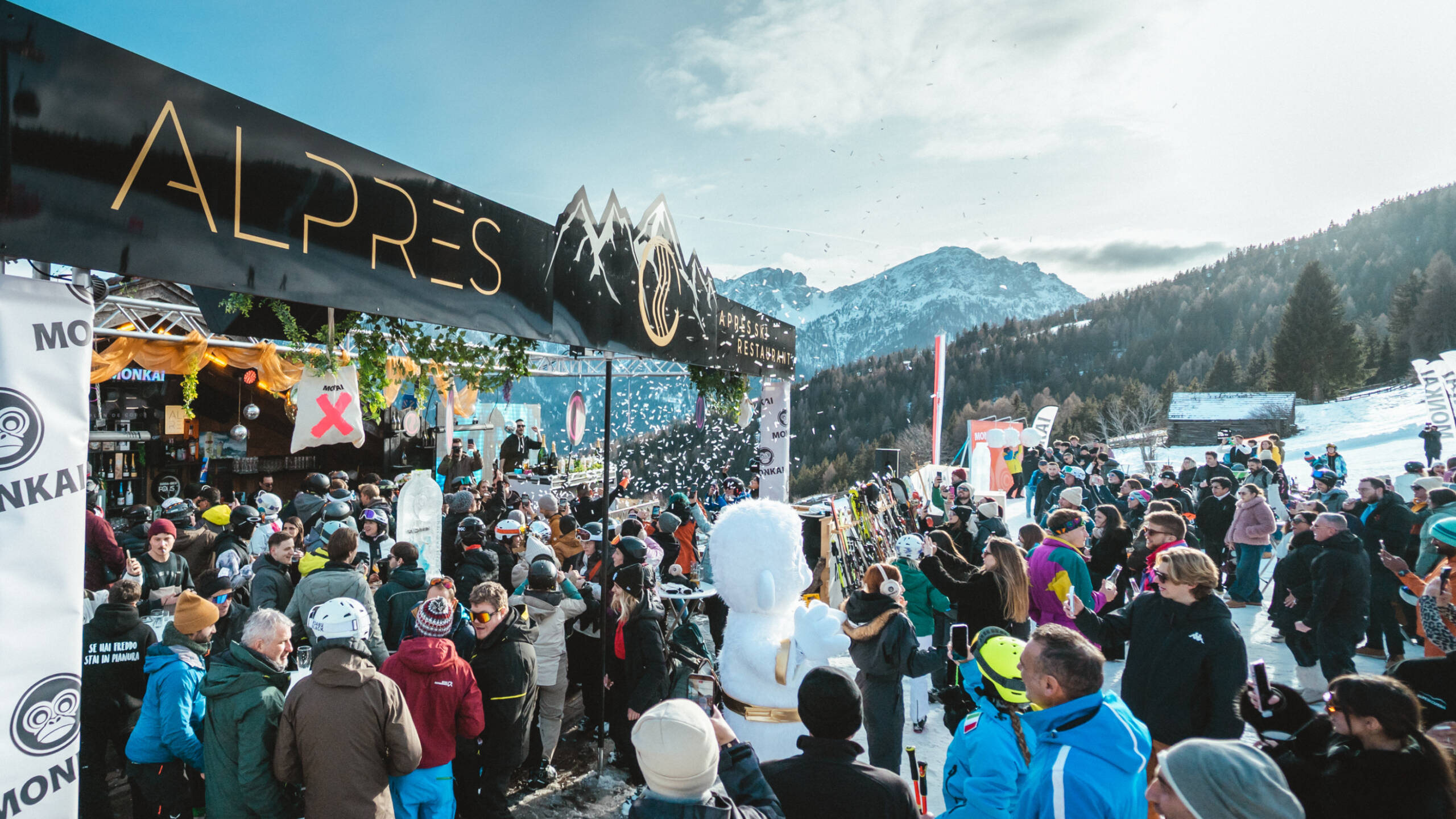 Aprés Ski Kronplatz Leute tanzen und feiern