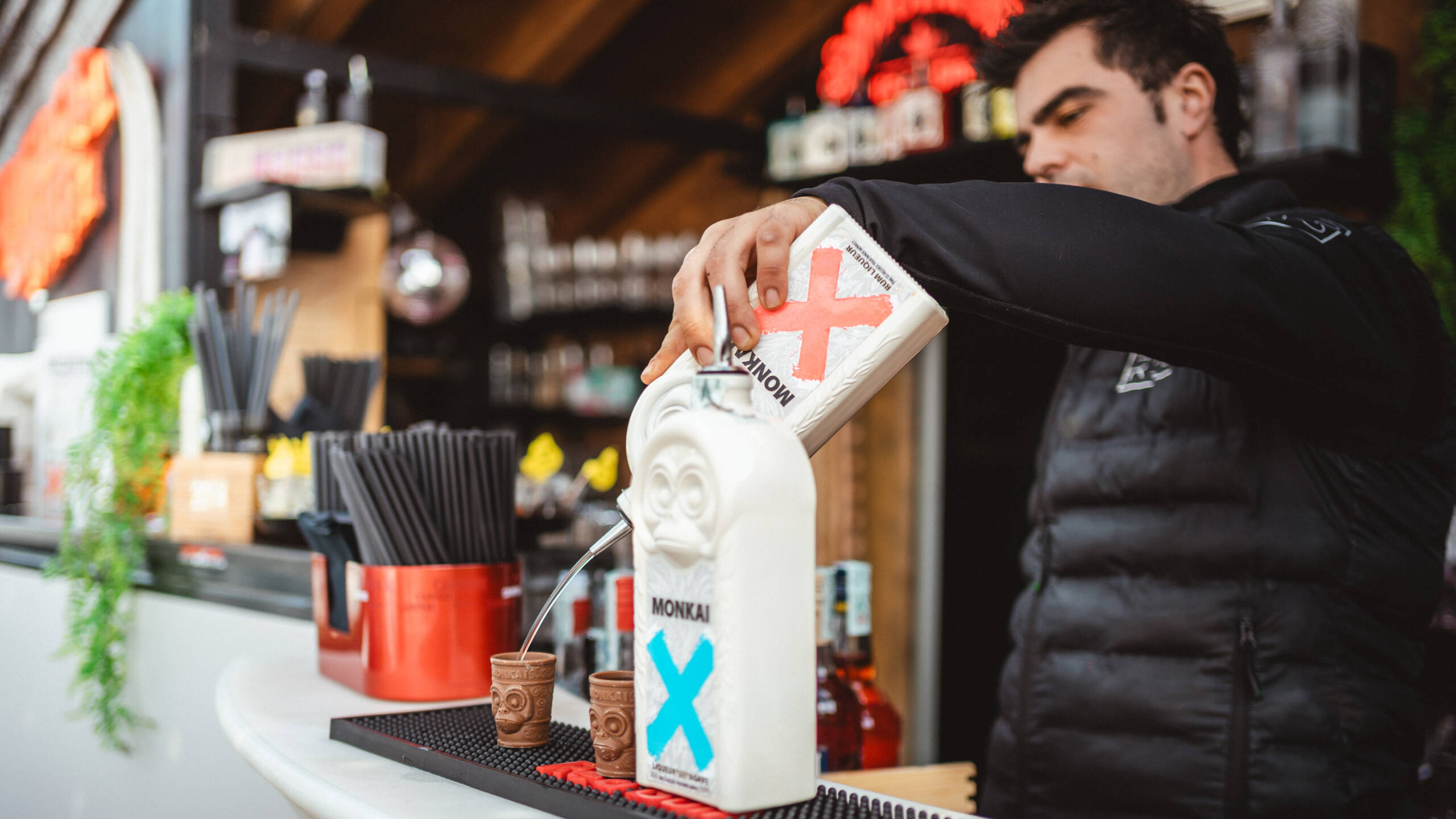Barkeeper Alpres Après Ski Kronplatz schenkt Shots auf