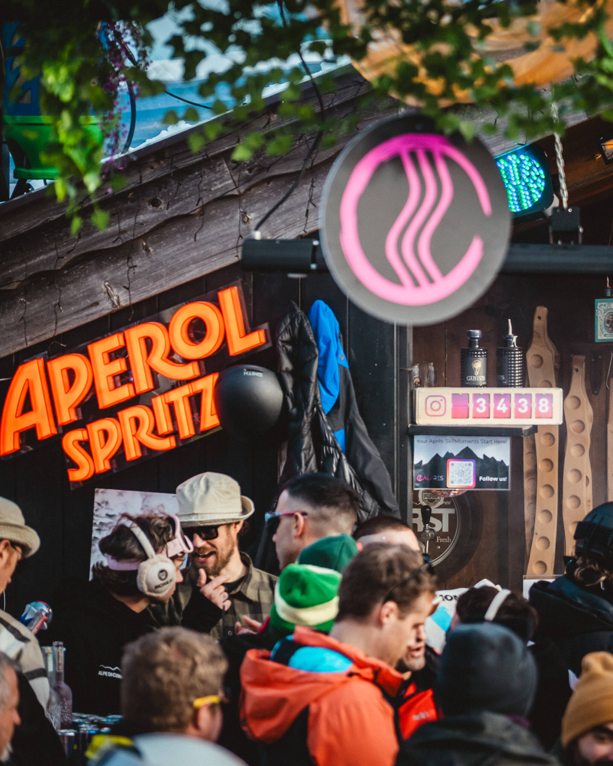 Menschen die feiern und den Tag genießen