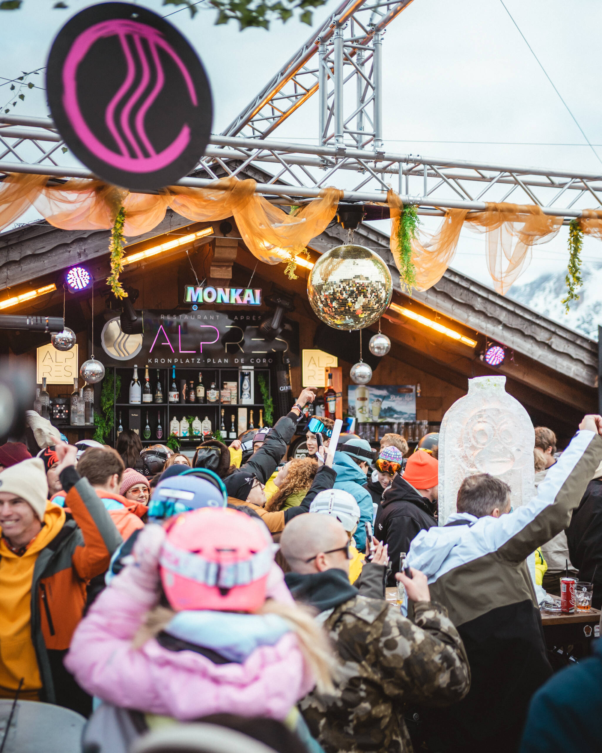 Leute tanzen im Aprés Ski am Kronplatz