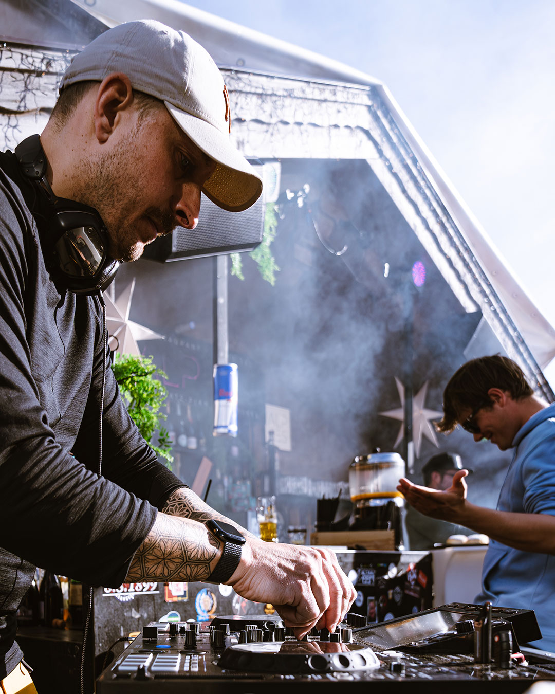 Il DJ suona la musica e dietro di lui c'è un uomo che balla - Alpres Ristorante Après Ski
