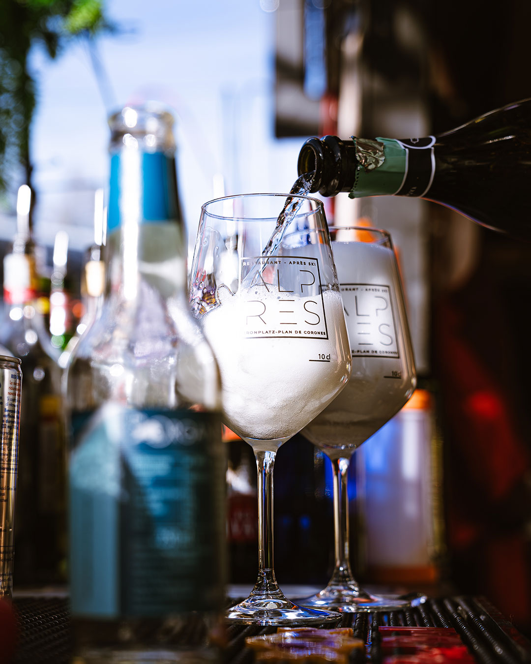 Getränk wird in zwei Gläser gefüllt - Alpres Restaurant Après Ski