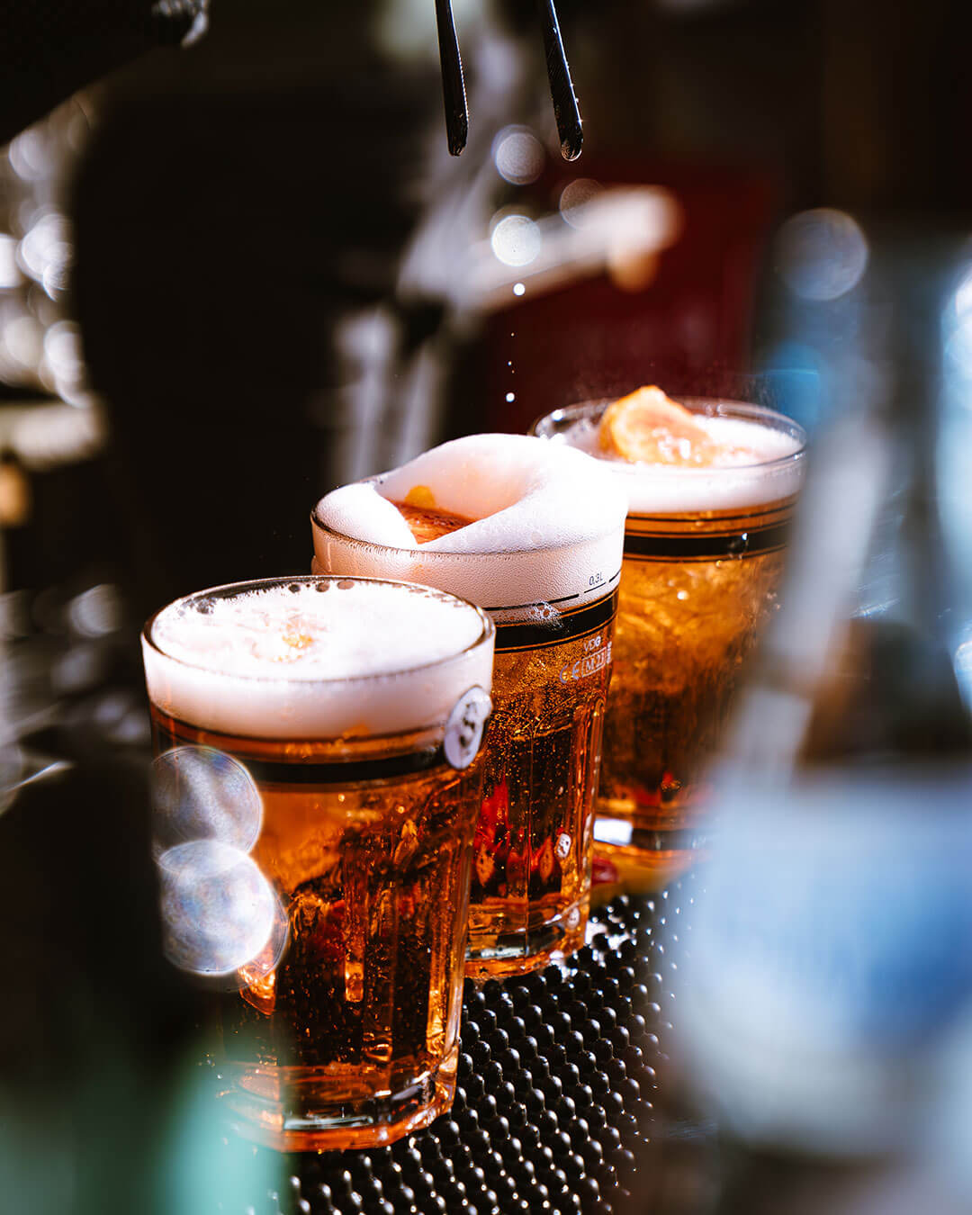 Drei Aperol Spritz werden gemischt - Alpres Restaurant Après Ski