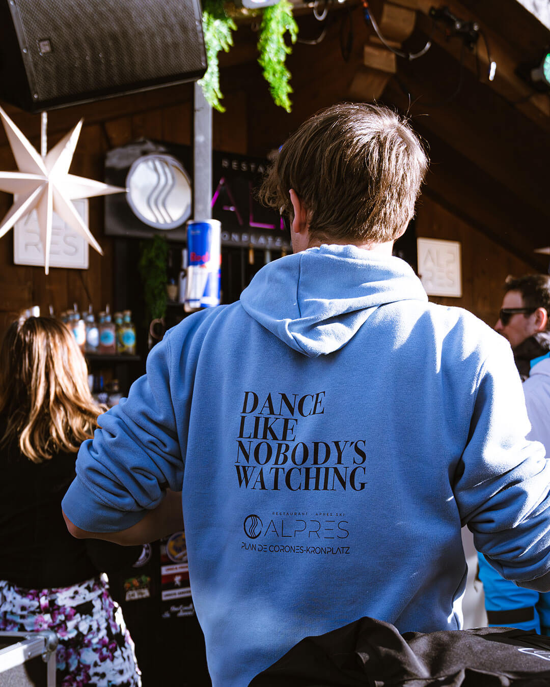 Mitarbeiter mit dem Alpres Restaurant Après Ski Pullover an