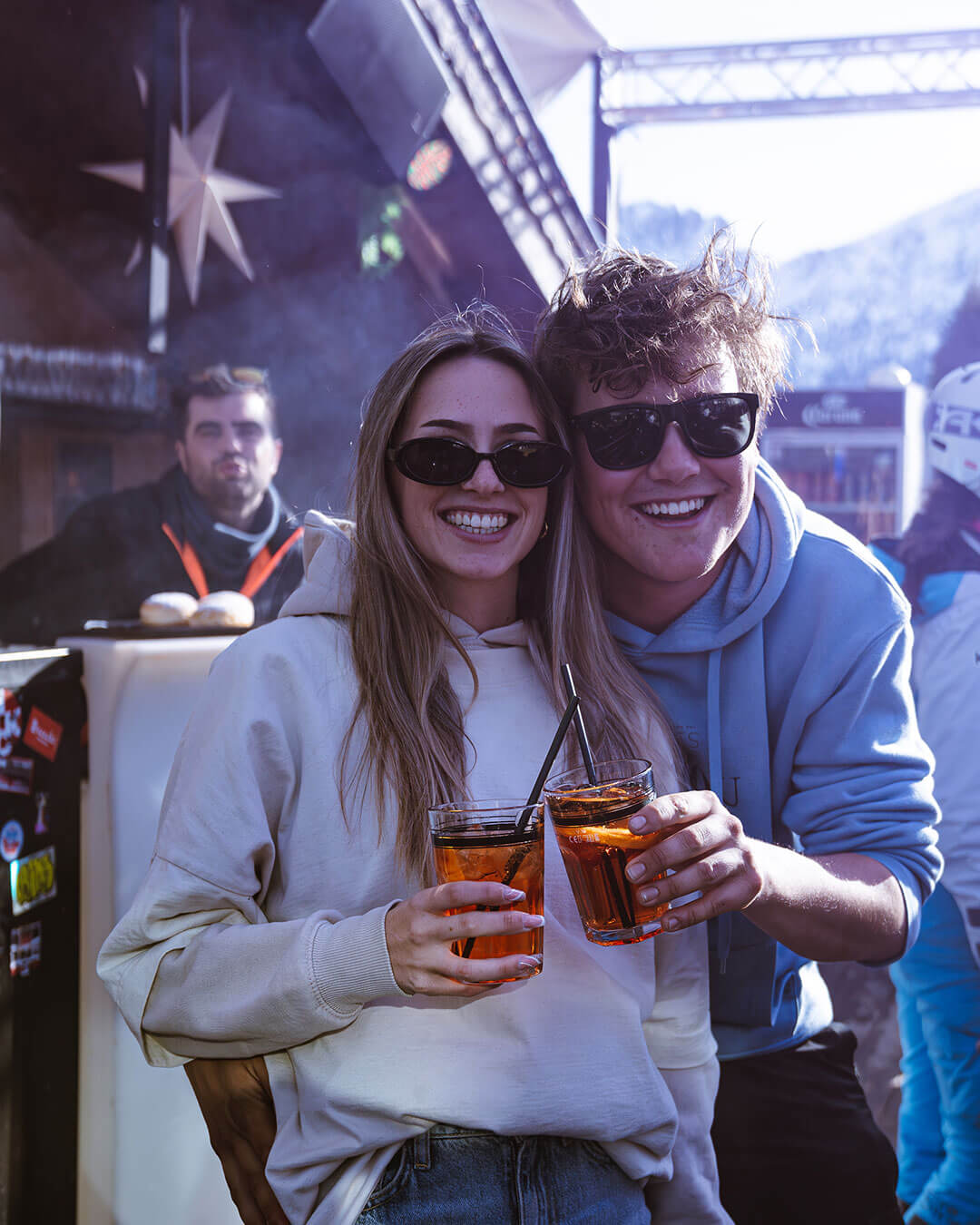 Ein Paar beim Après Ski machen am Kronplatz - Alpres Restaurant Après Ski