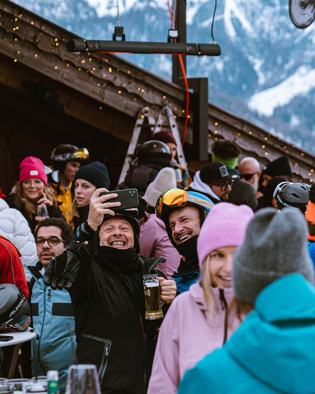 Zwei Männer machen ein Selfie beim Après Ski machen - Alpres Restaurant Après Ski