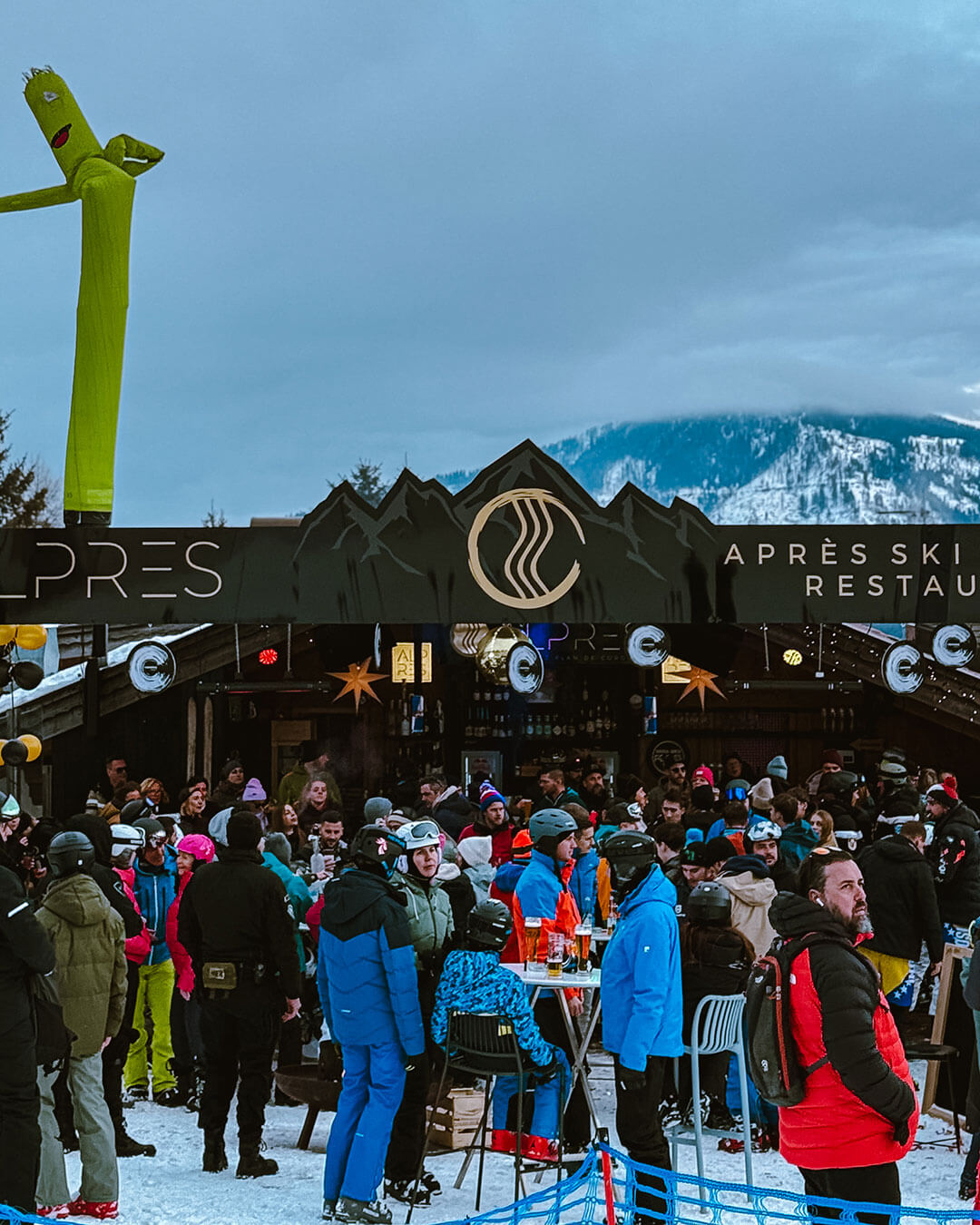 Skifahrer beim Après Ski machen im Alpres Restaurant Après Ski