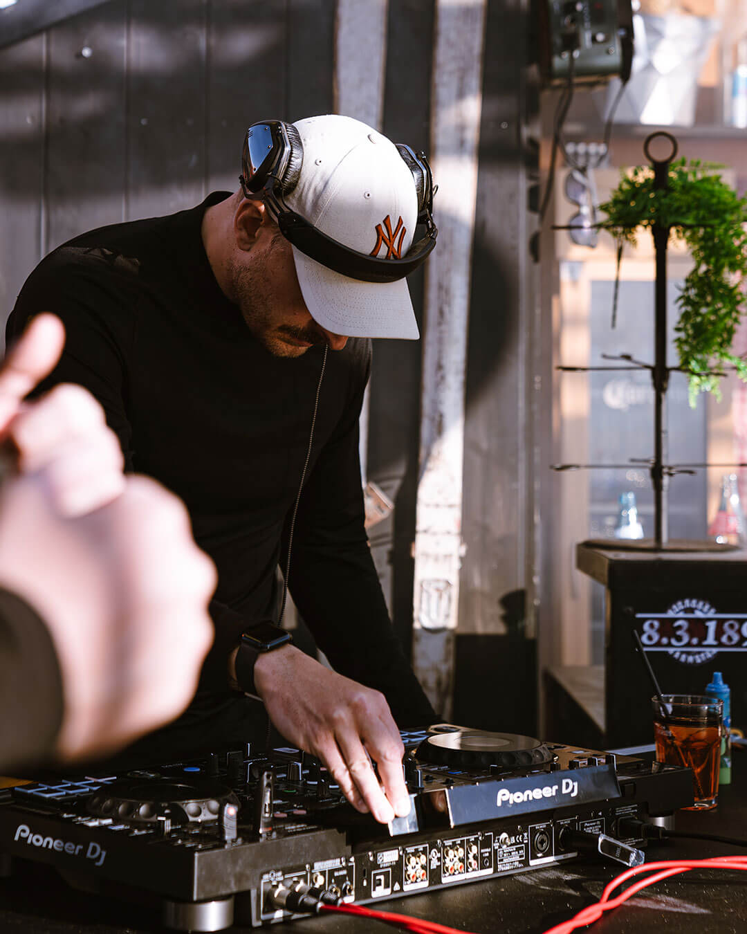 DJ legt Musik auf - Alpres Restaurant Après Ski