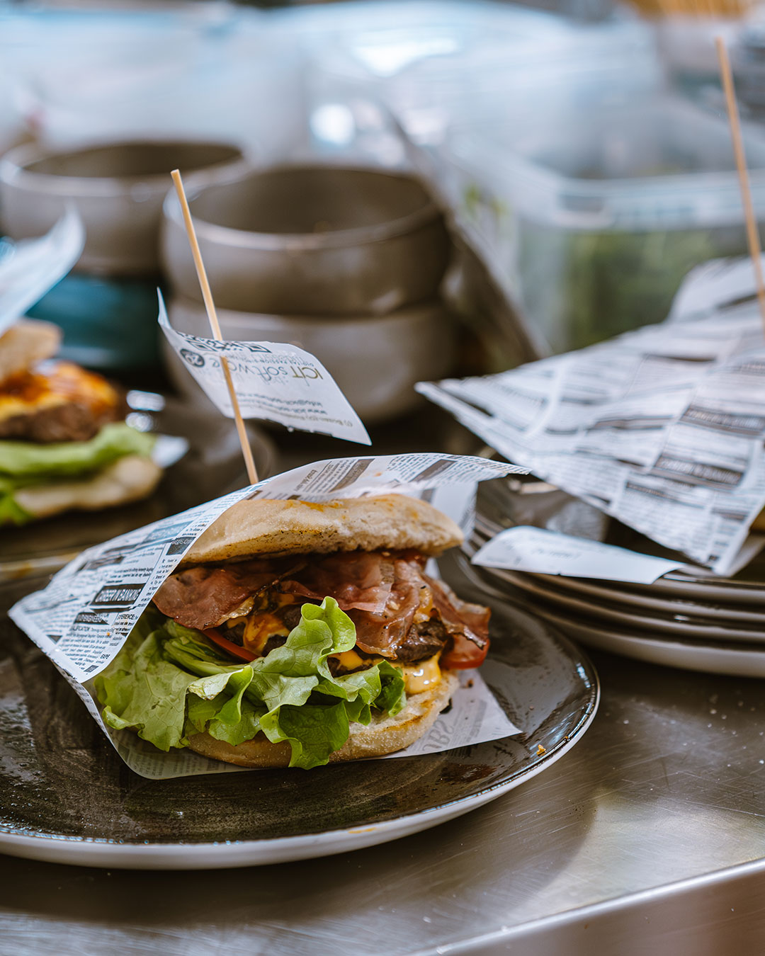 Burger mit Speck und Salat in einem Papier gelegt - Alpres Restaurant Après Ski