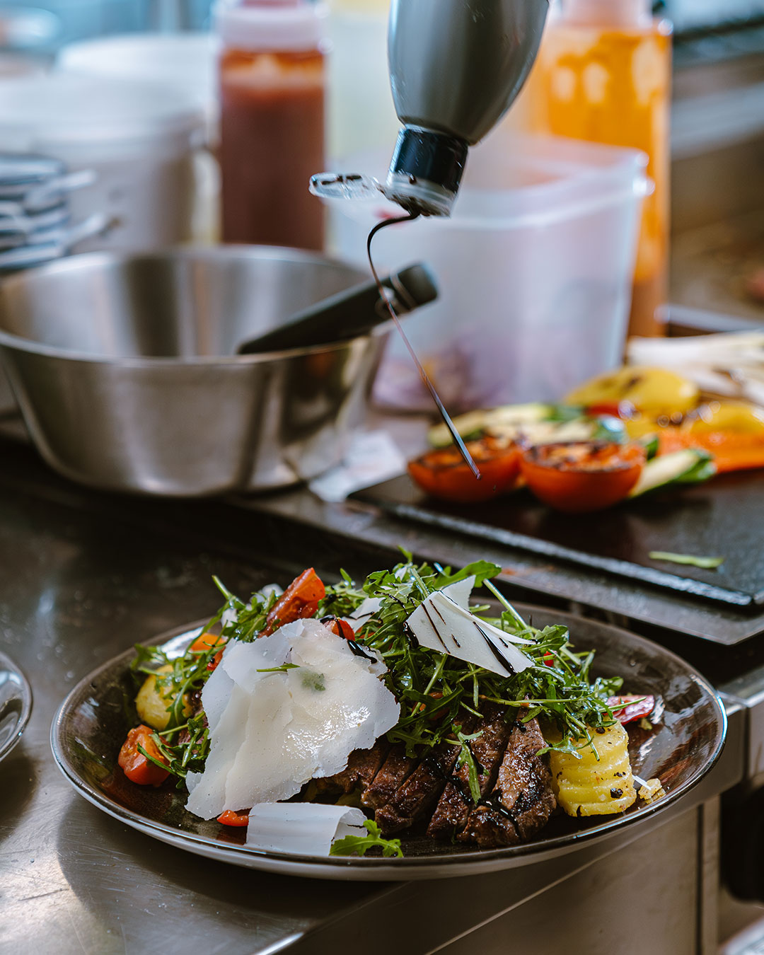 Tagliata mit Rucola, Parmesan, Kartoffeln und Tomaten - Alpres Restaurant Après Ski