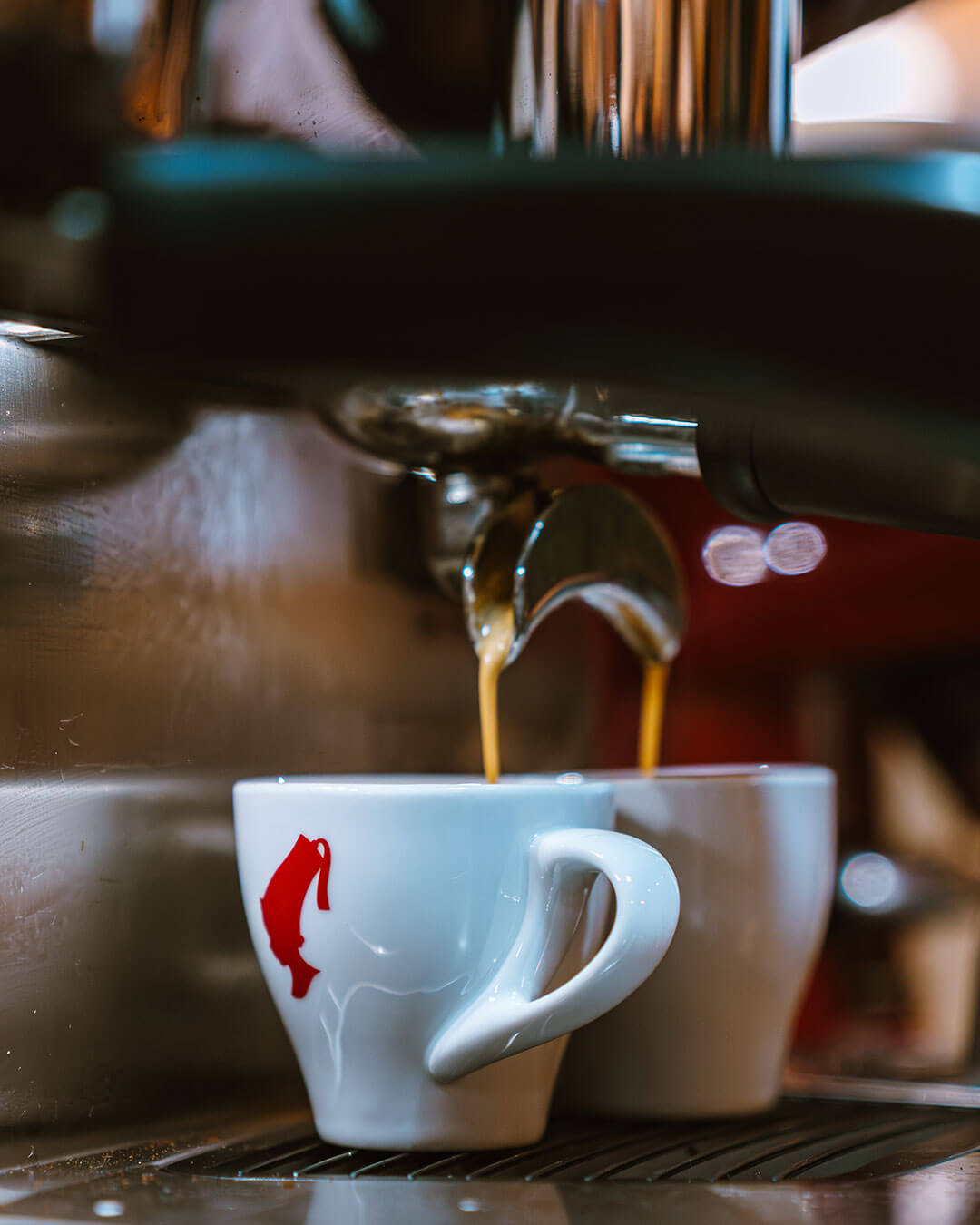Kaffee läuft in zwei Espresso-Tassen - Alpres Restaurant Après Ski
