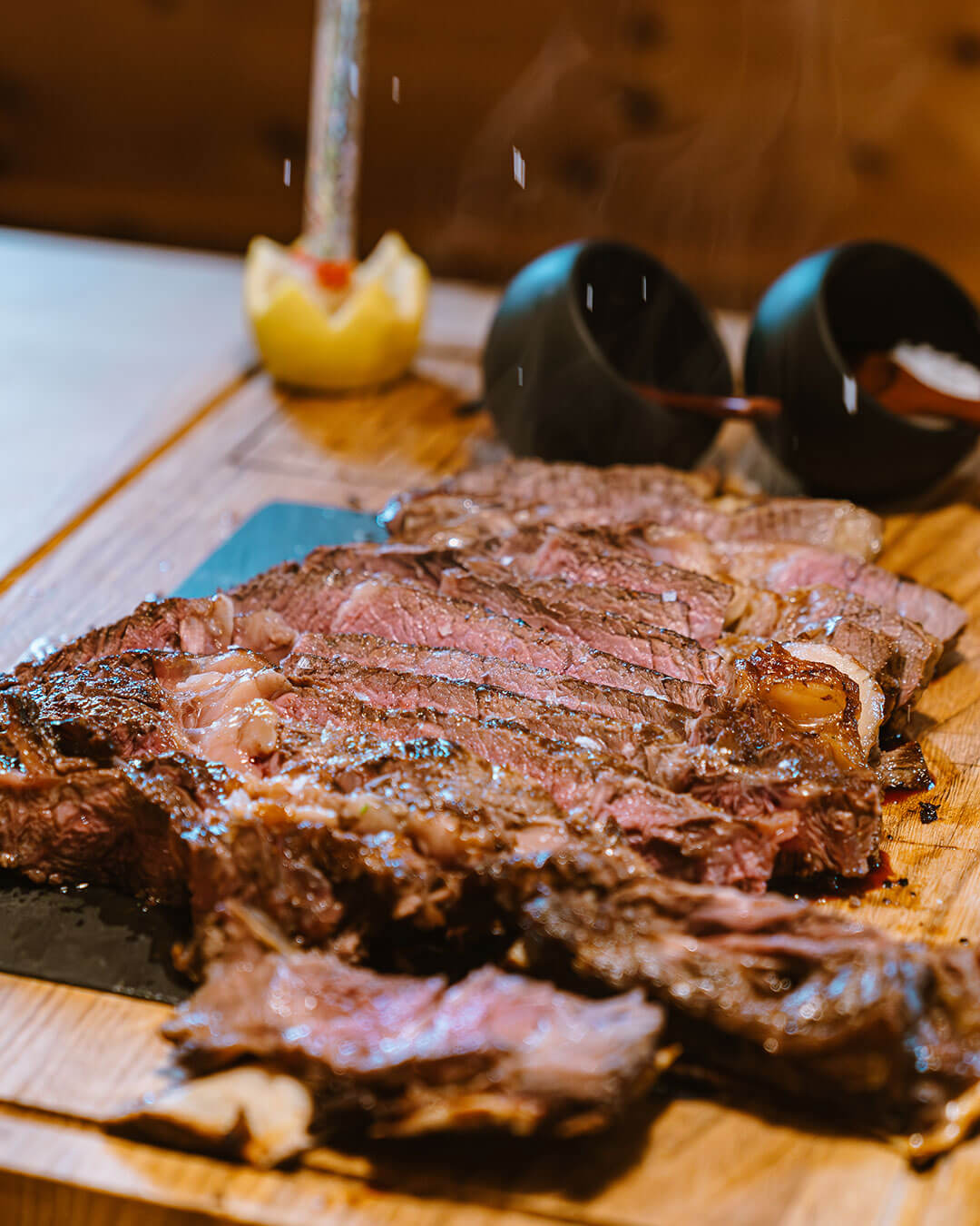 Auf die Tagliata wird Salz gestreut - Alpres Restaurant Après Ski