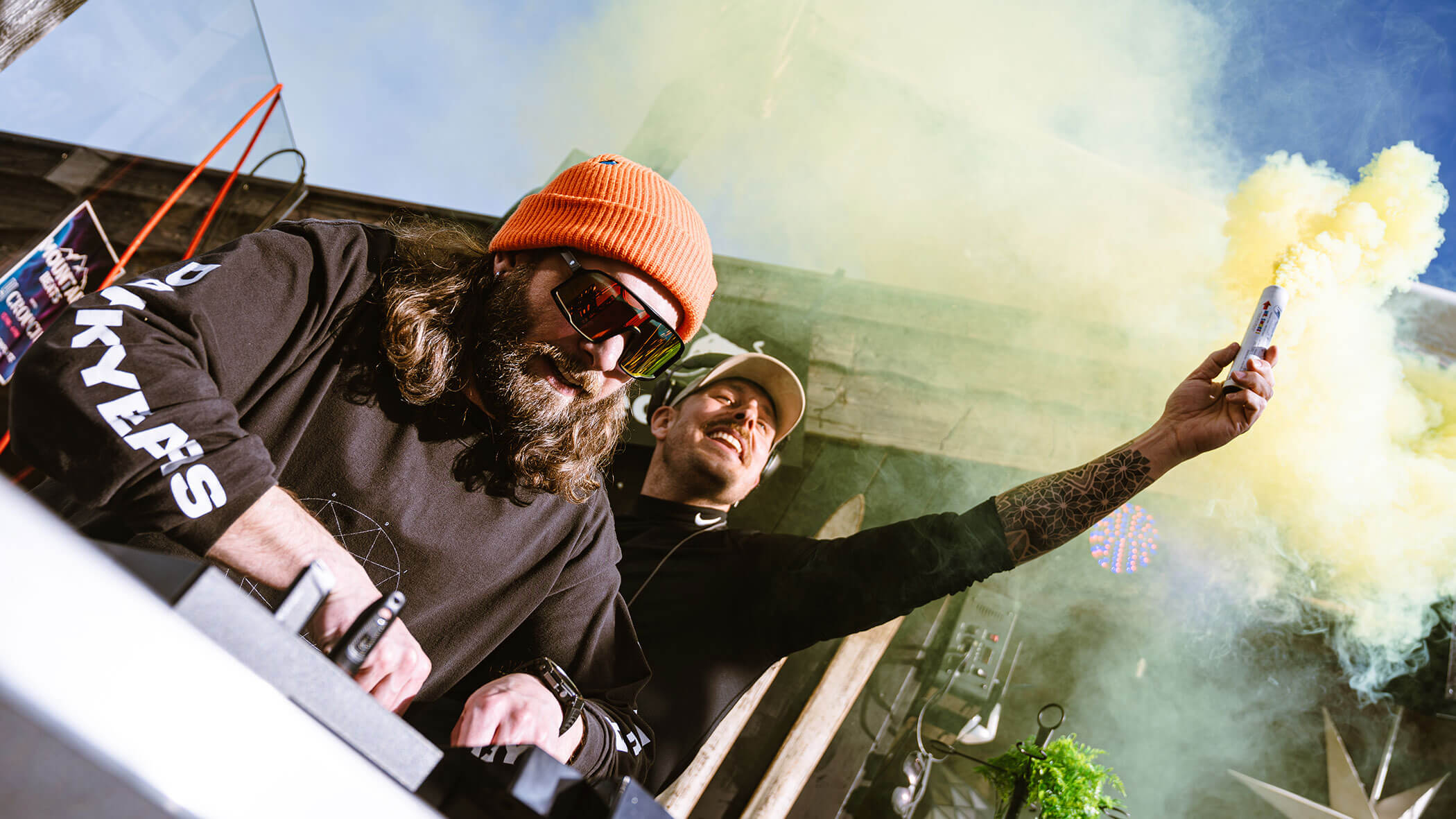 Due uomini dietro la cabina DJ - Alpres Ristorante Après Ski