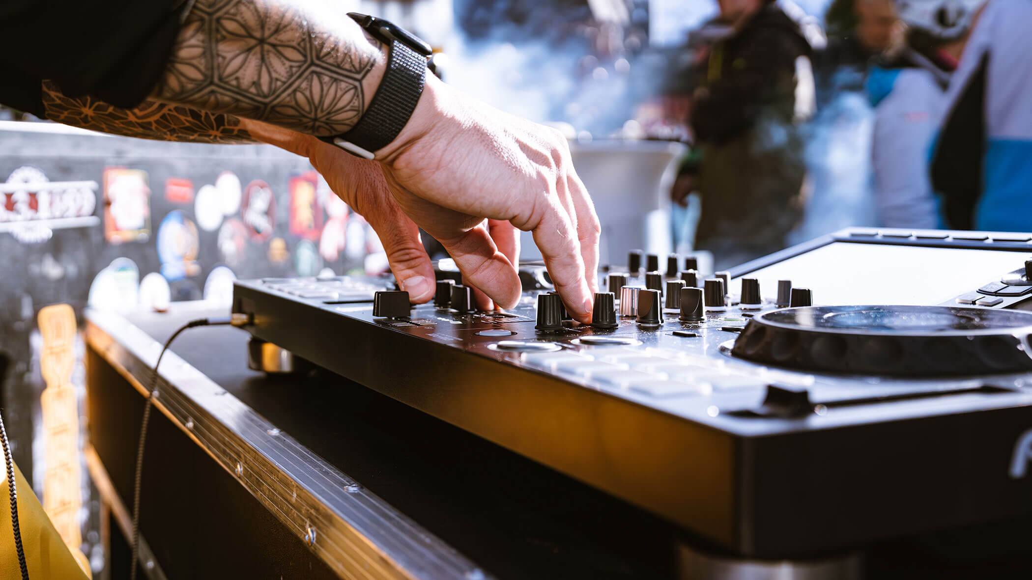 DJ dreht am DJ-Pult - Alpres Restaurant Après Ski