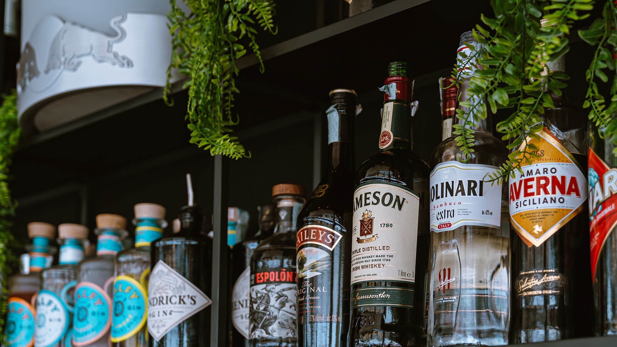 Diversi distillati su uno scaffale - Alpres Ristorante Après Ski