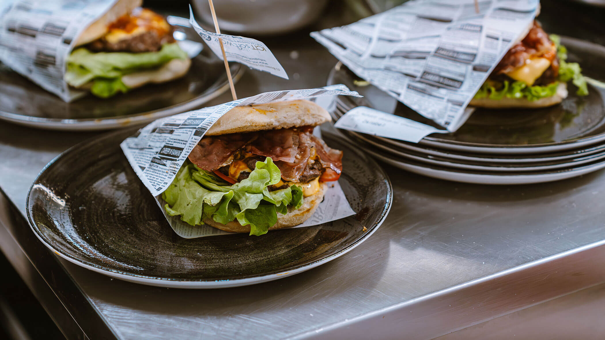 Burger mit Speck und Salat - Alpres Restaurant Après Ski