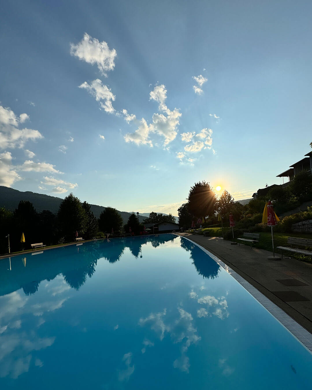 Das Freibad in Welsberg in der Abendsonne - Alpres Restaurant Après Ski