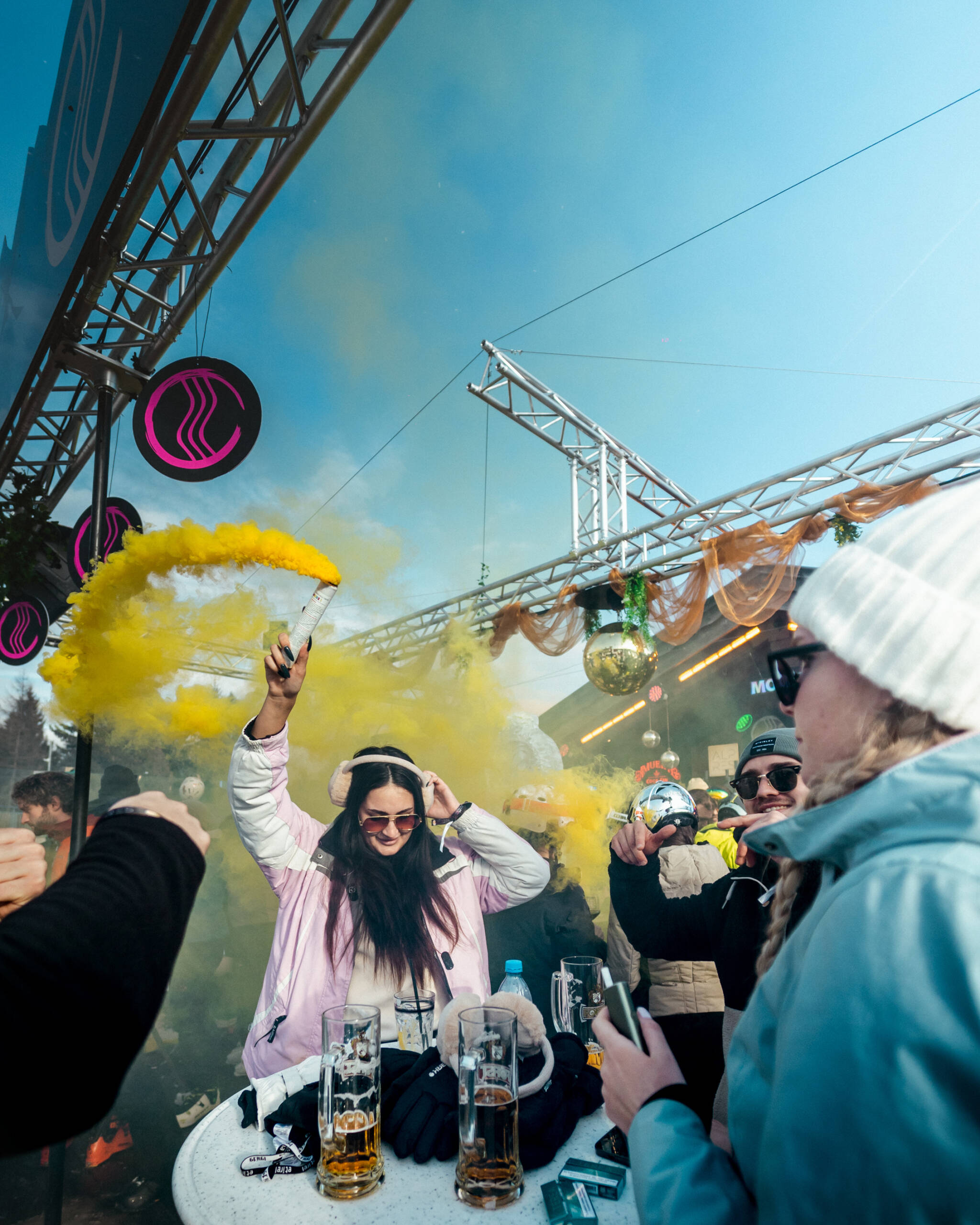 Bunter Rauch im Après Ski gute Laune, Sonne und Musik