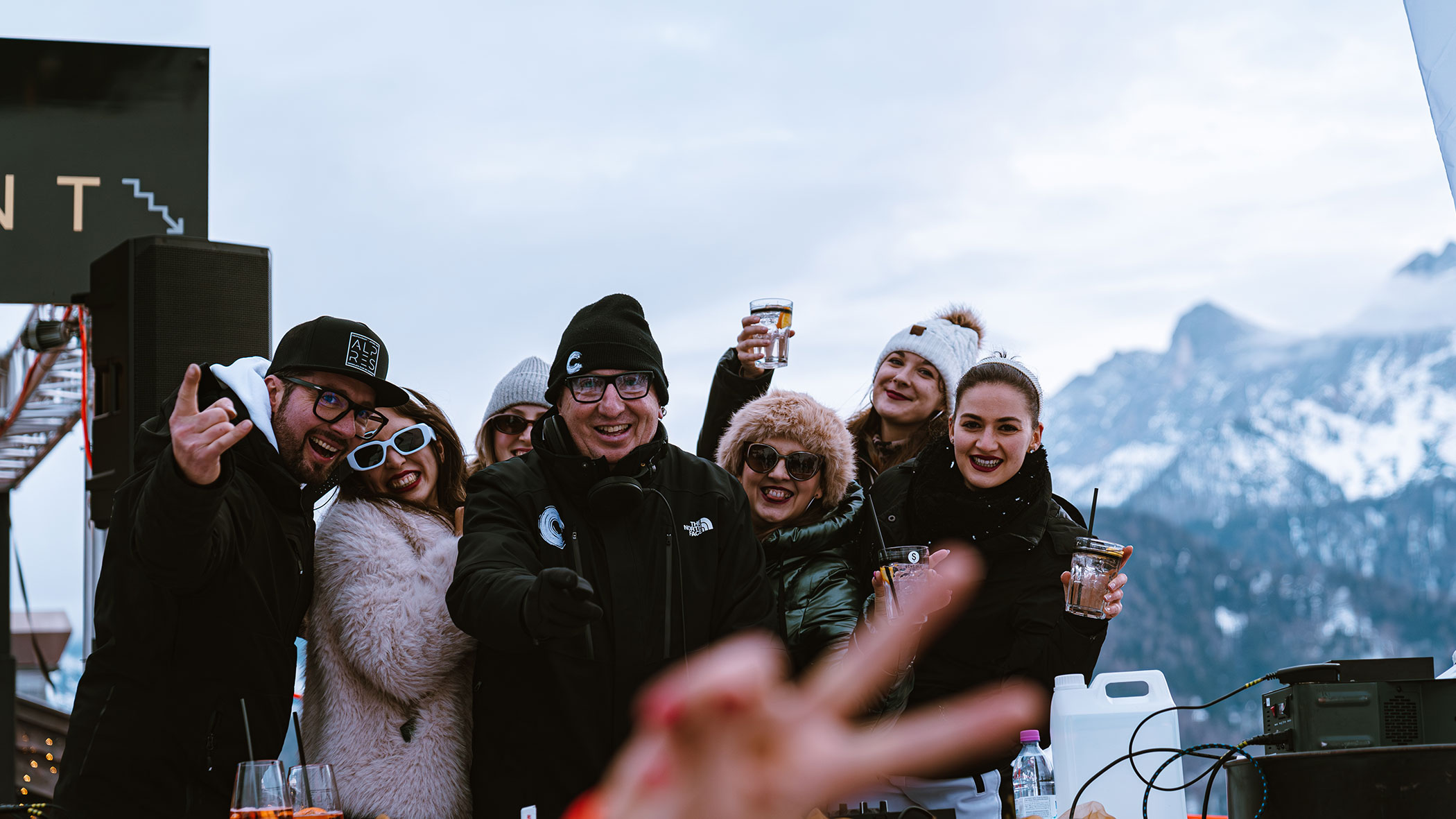 Freundesgruppe macht beim Après Ski machen ein Foto - Alpres Restaurant Après Ski